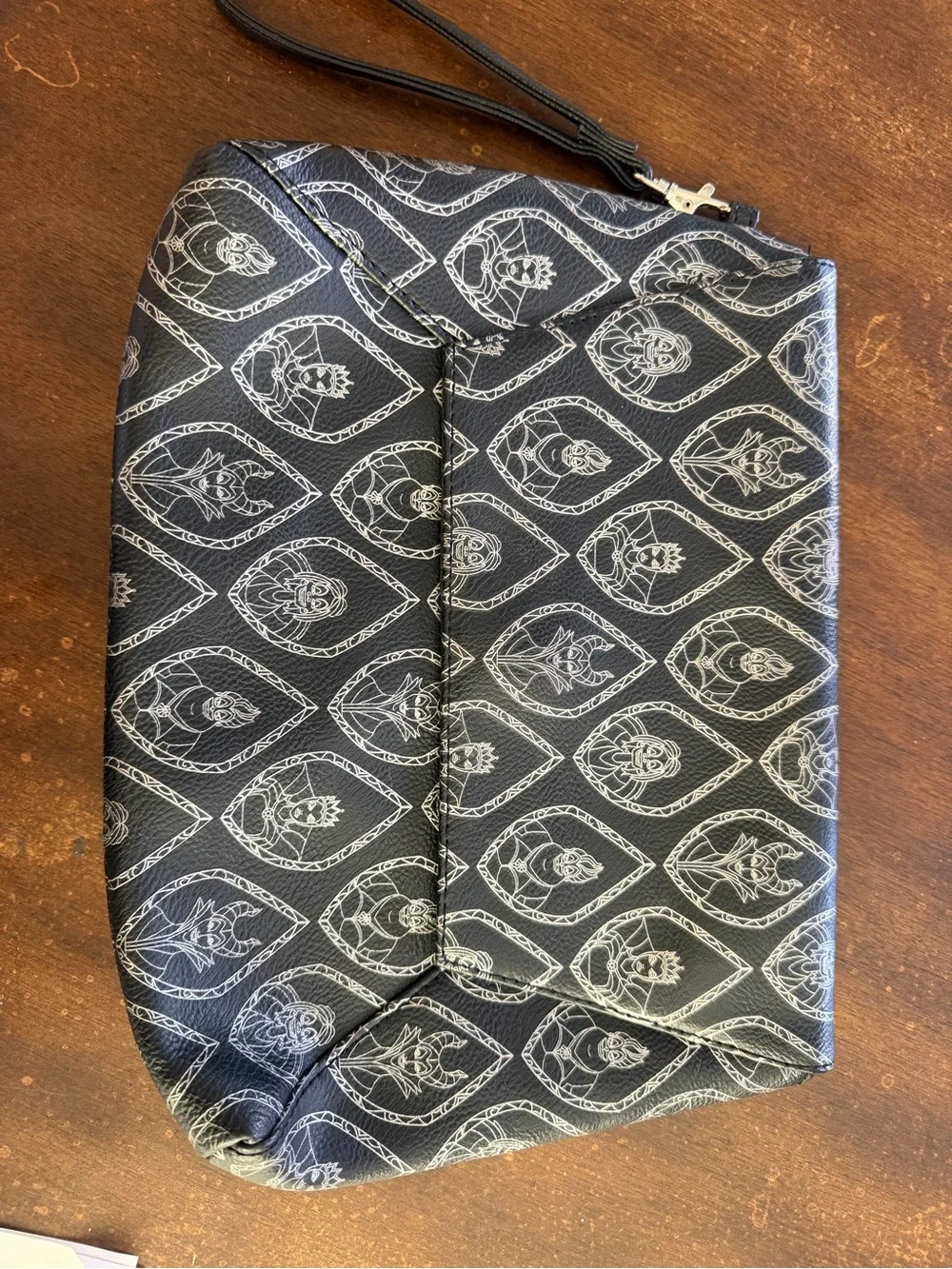 Lounge fly Disney villains clutch